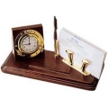 orologio con portapenna e lettera su base legno